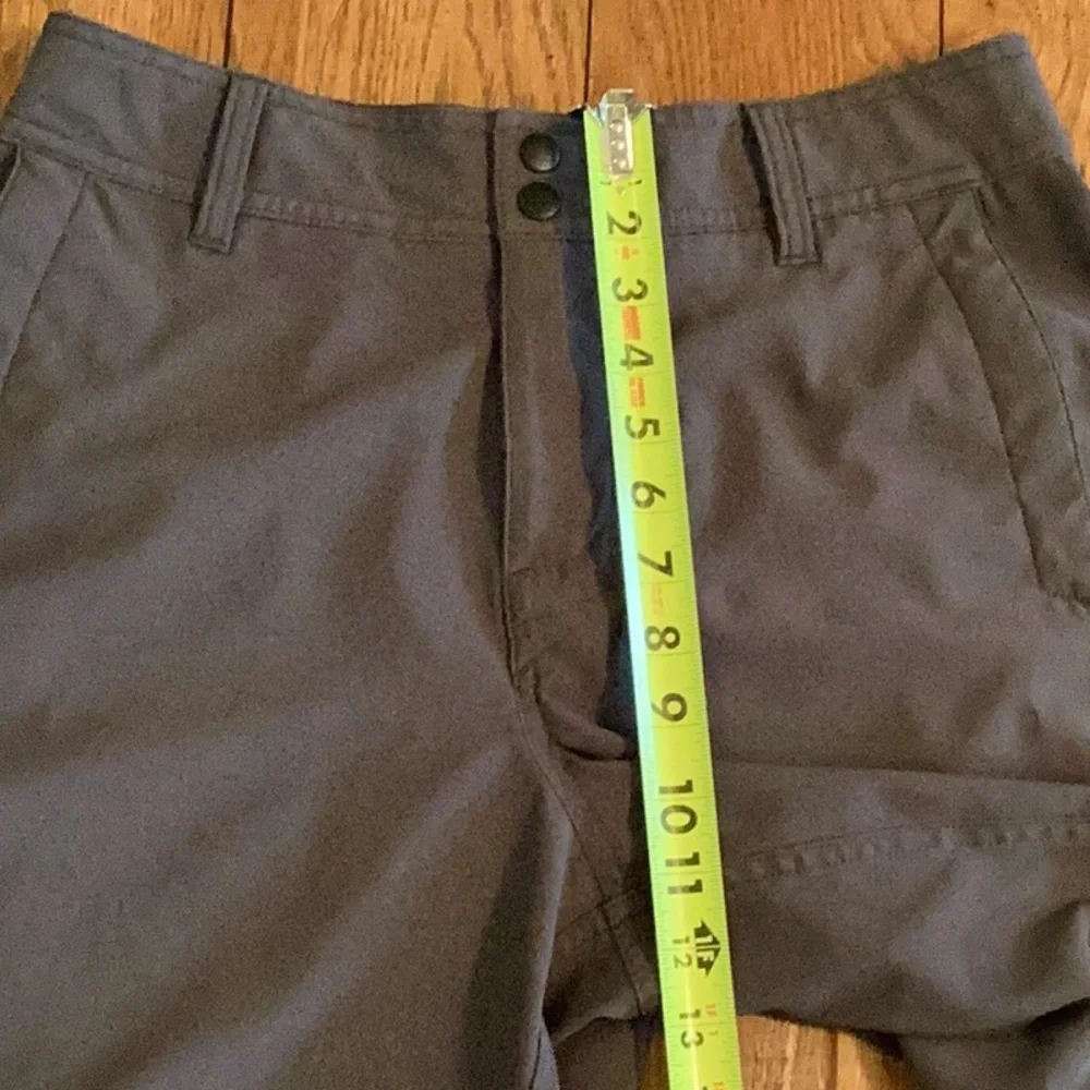 Under Armour heatgear, loose fit Men's Gray Shorts. Size 30